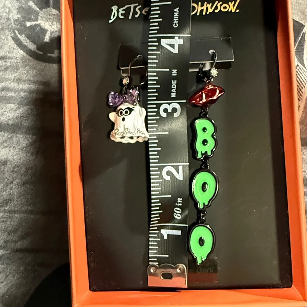 NIB BETSEY JOHNSON MISMATCHED BOO GHOST GLOW IN THE DARK EARRINGS - Picture 4 of 5